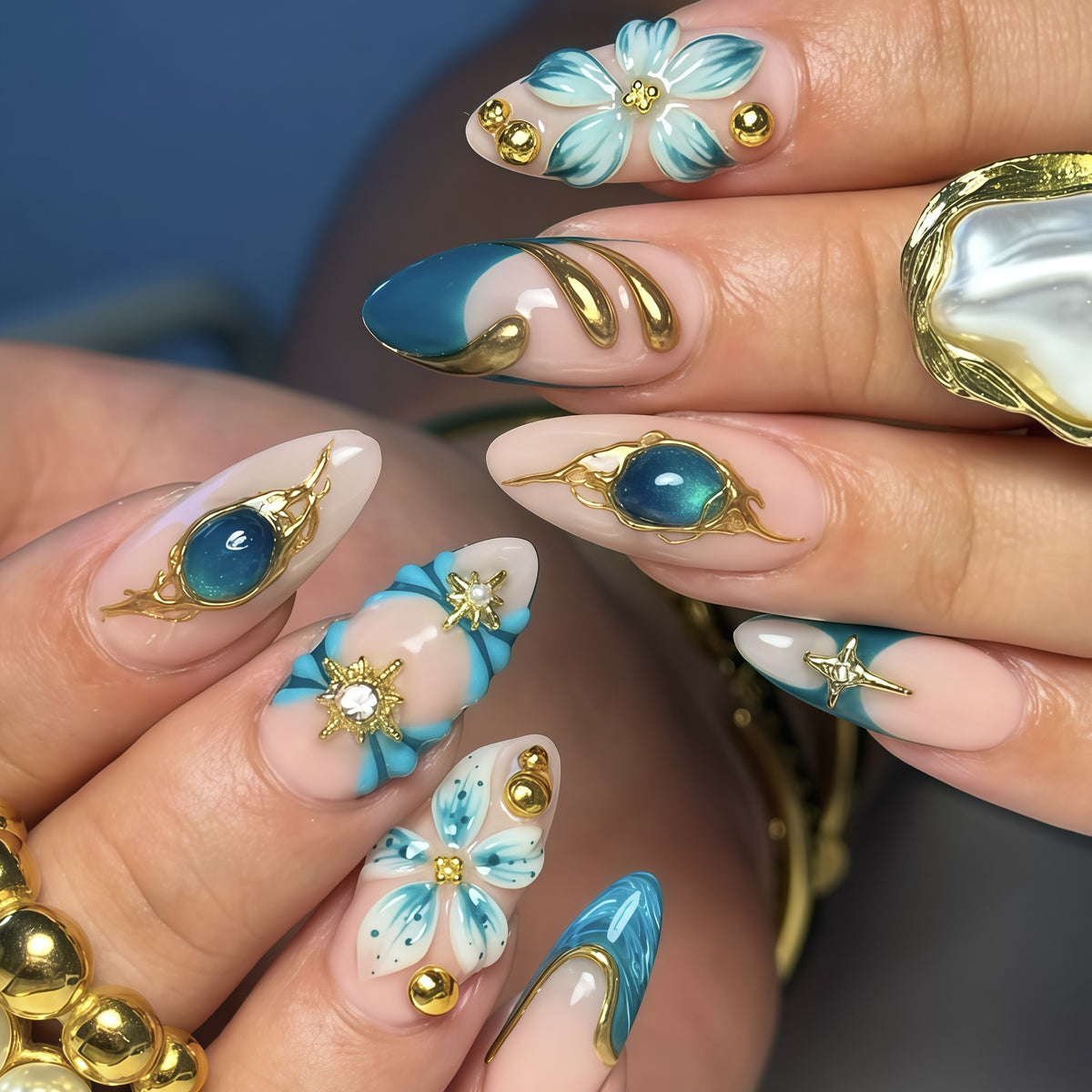 Palace-Style Gilded Flowers Cat Eye Press on Nails 10Pcs Medium Almond Nails