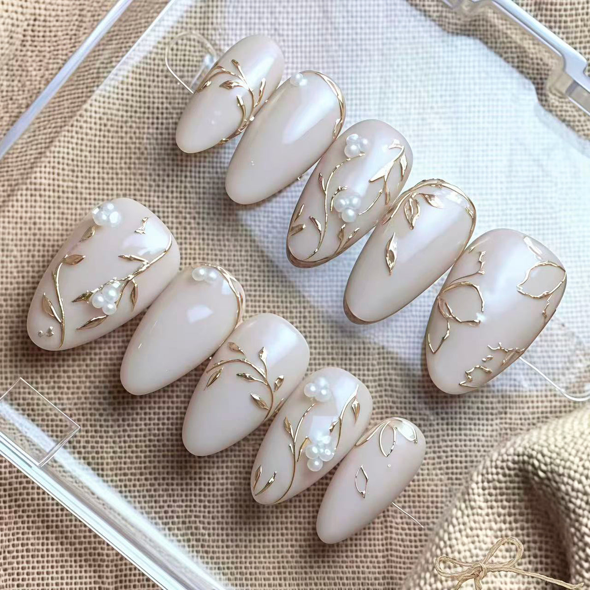 Gilt Pearl Flower Presson on Nails 10Pcs Medium Almond Nails